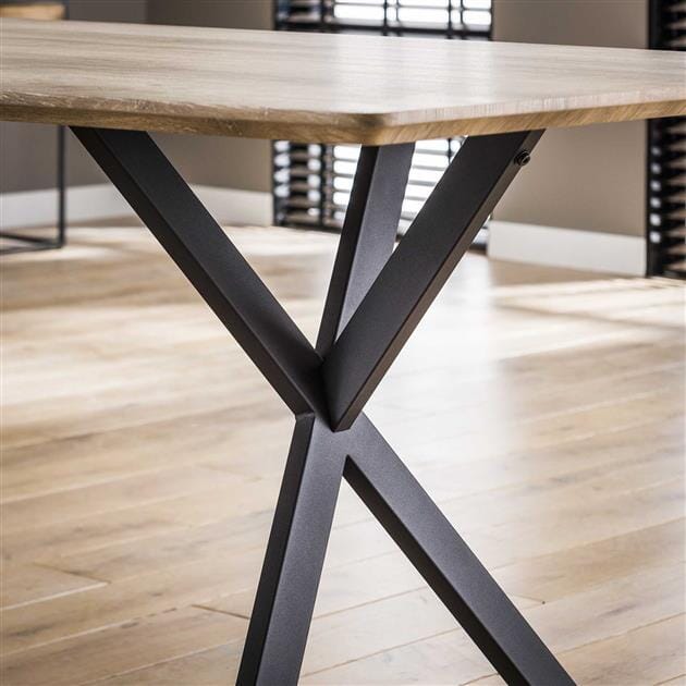 Zoom sur le piétement en acier noir de la Table à Manger Chêne.