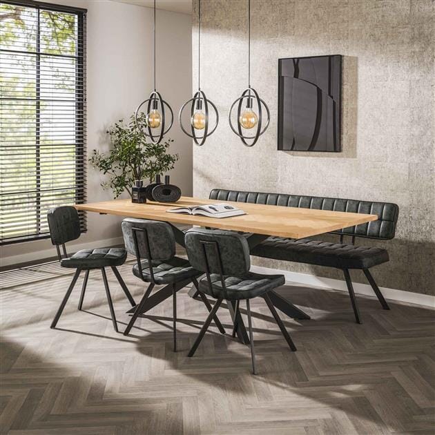 Table à manger en chêne clair avec placage à chevrons et cadre métallique.