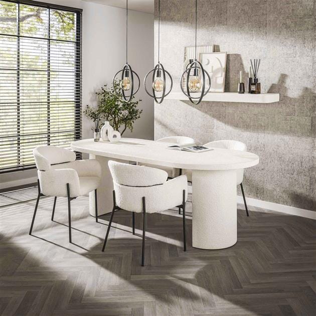 Table à Manger Marbre avec des chaises blanches