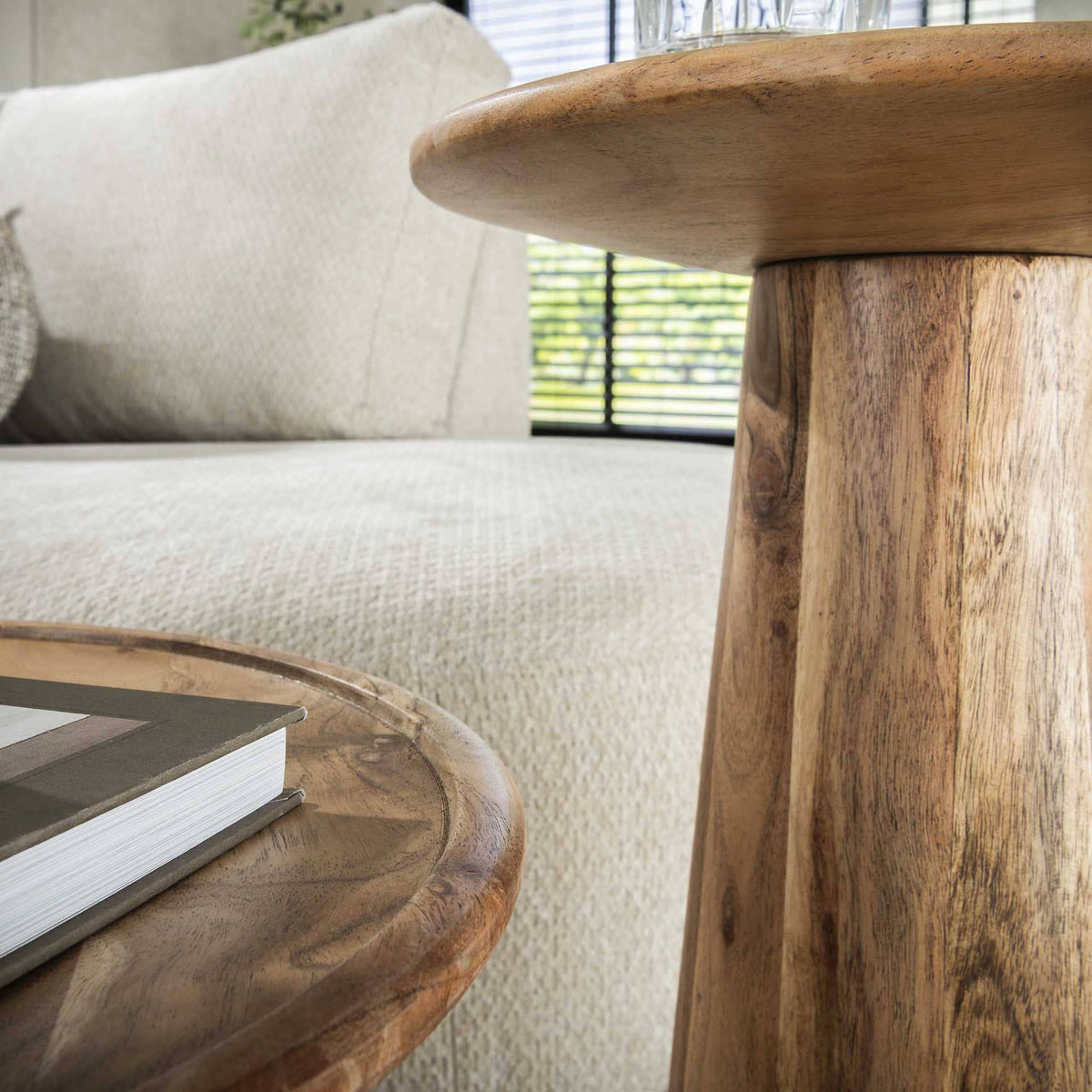 Table d&#39;Appoint En Acacia Details