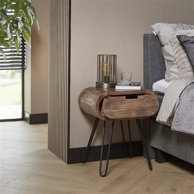 Table de chevet design en bois de manguier et métal noir, vue latérale