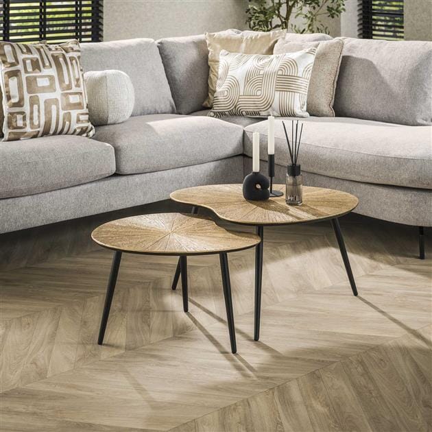 Tables Gigognes Dorees Dans Un Salon 