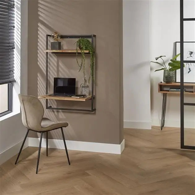 Bureau suspendu mural installé dans un petit espace