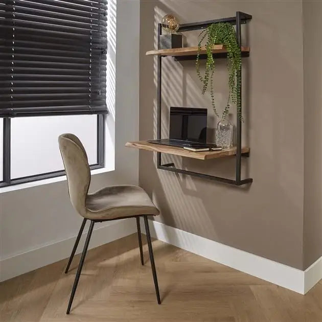 Vue rapprochée du bureau suspendu mural en bois d’acacia avec structure en métal.