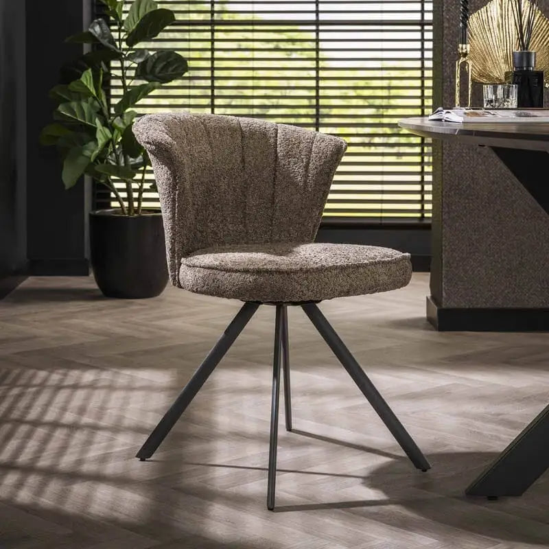 Confort absolu avec notre Chaise Tissu Beige dans un salon moderne