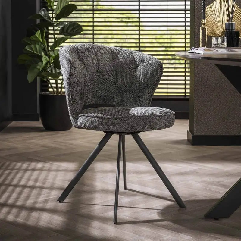 Chaise Tissu Gris dans une salle à manger moderne avec une table assortie