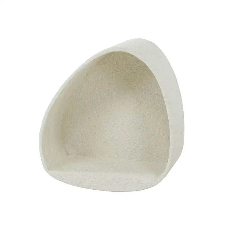 Détail rapproché de l&#39;étagère murale blanche design, mettant en valeur sa finition en marbre