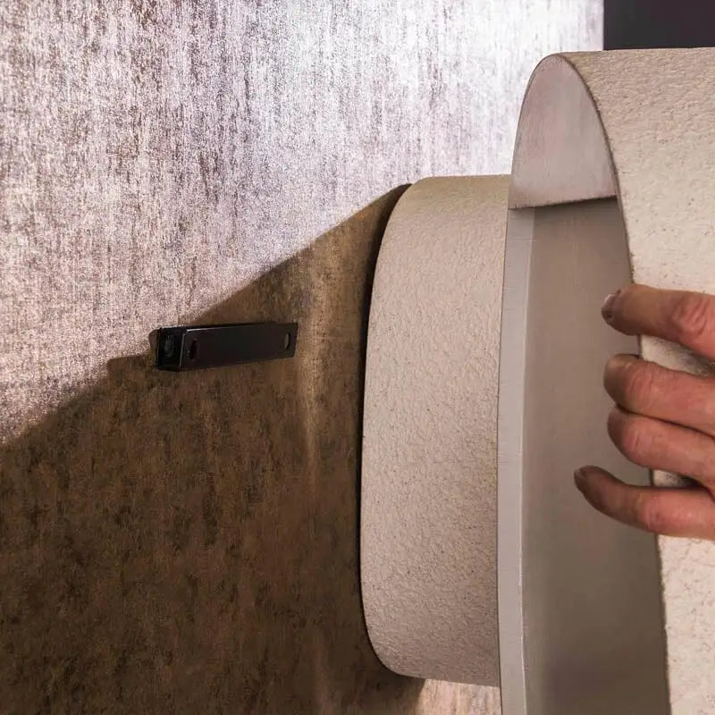 Étagère murale blanche élégamment fixée au mur avec une bande discrète