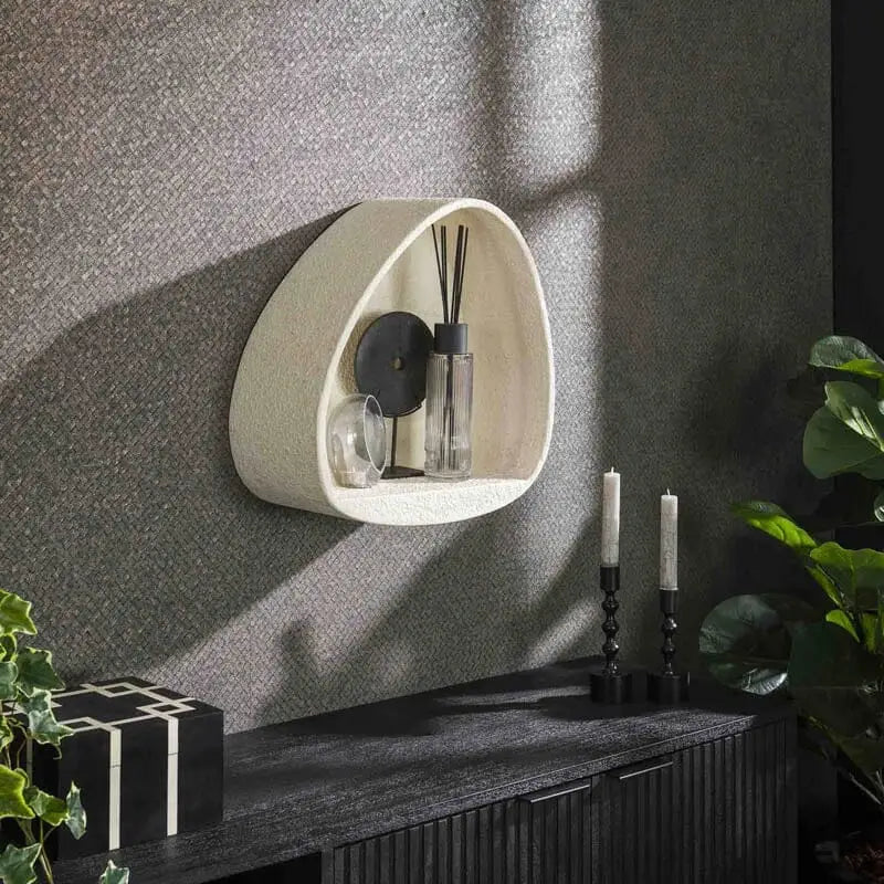 Étagère murale blanche ajoutant une touche de raffinement à un salon contemporain