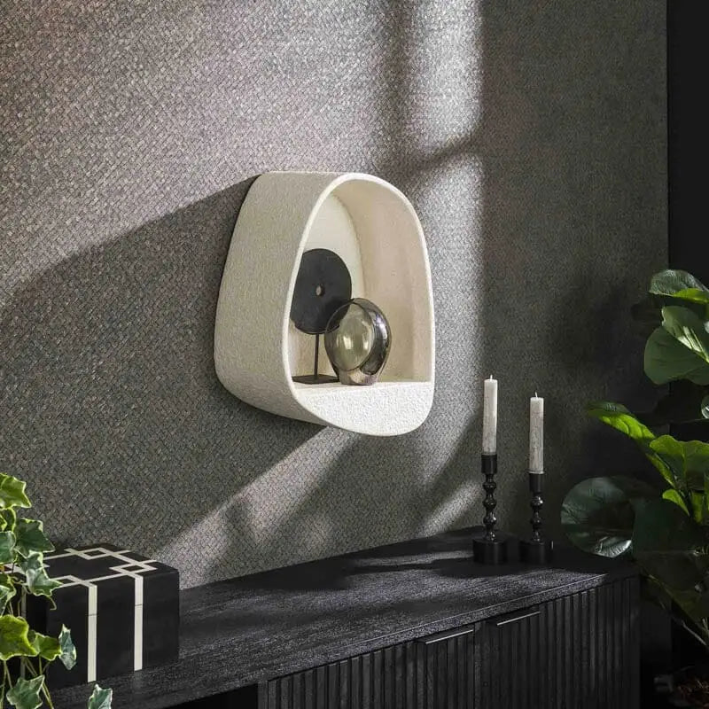 Étagère murale goutte ajoutant une touche de sophistication à un salon contemporain