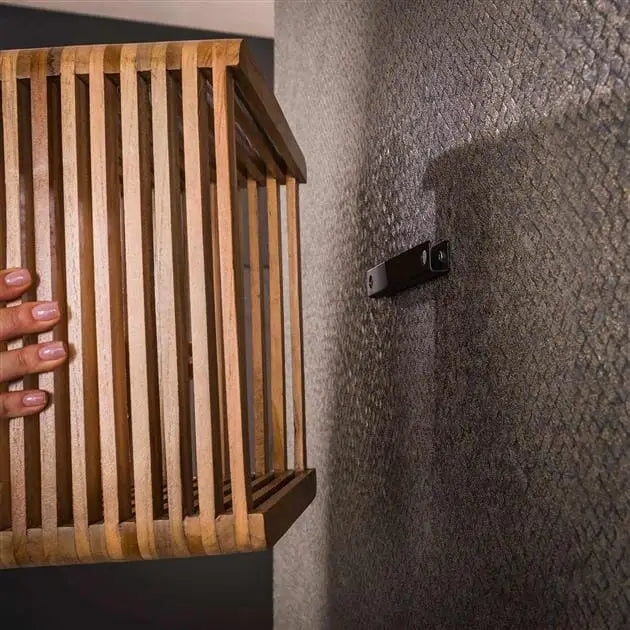 Installation horizontale de l&#39;étagère murale en bois massif