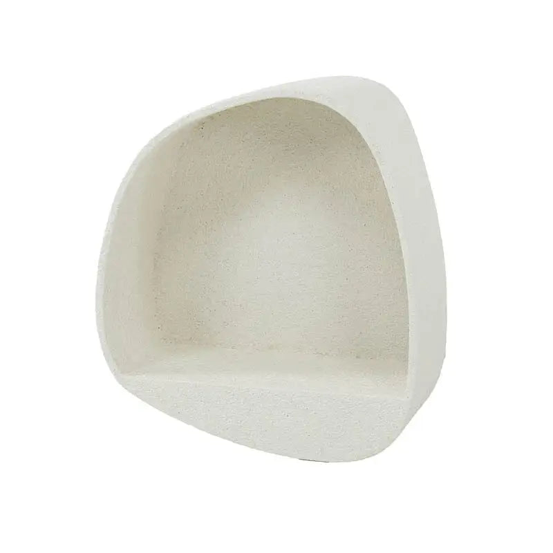 Une vue d&#39;ensemble d&#39;une pièce décorée avec l&#39;étagère murale en marbre, montrant comment elle transforme l&#39;espace en une oasis de luxe et de style.