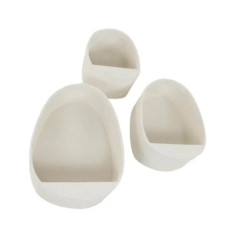 Une vue rapprochée des étagères murales emboîtées les unes dans les autres, illustrant leur design compact et leur praticité dans l&#39;organisation de l&#39;espace.