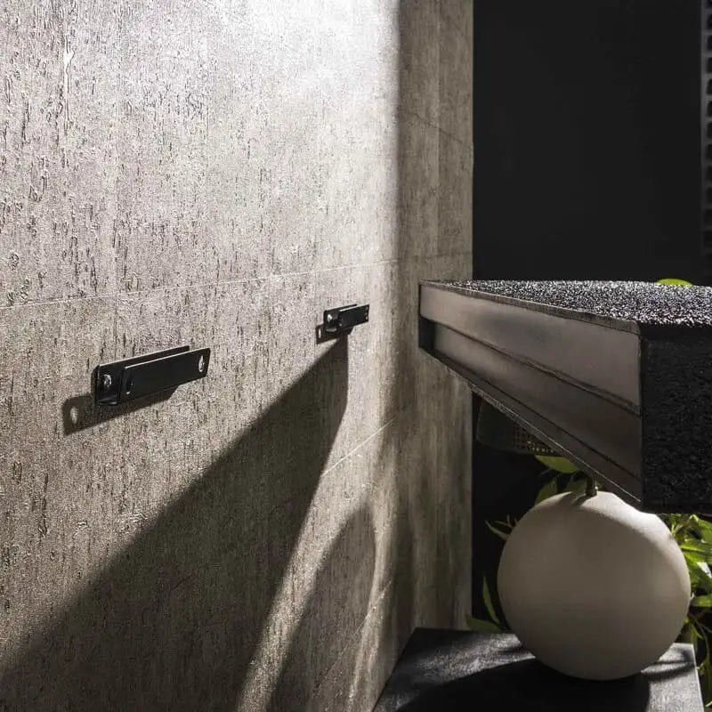 Détail de la fixation murale avec les deux bandes métalliques