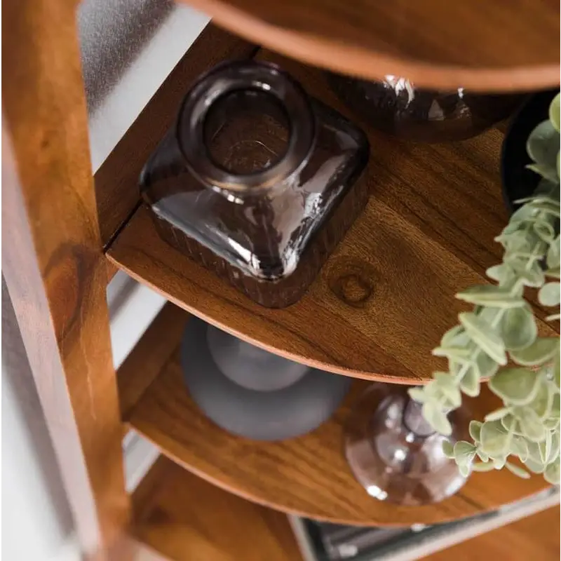 Vue  de l&#39;étagère pyramide d&#39;angle en bois de manguier avec ses 5 étagères 