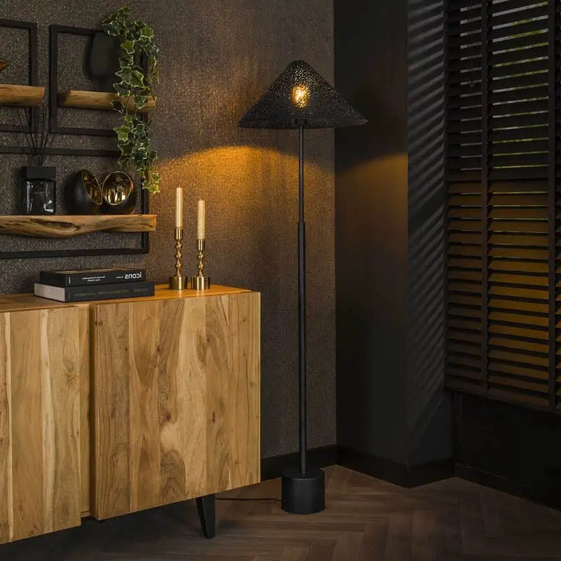 Grand lampadaire en acier anthracite dans un salon moderne.