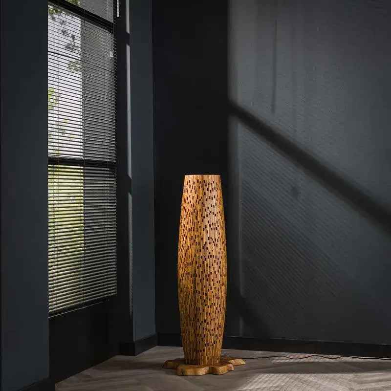 Ambiance chaleureuse et écologique créée par le lampadaire en teck recyclé.