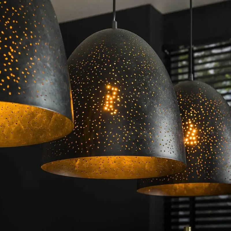 Détail des gravures à la main sur l&#39;abat-jour du lustre doré.