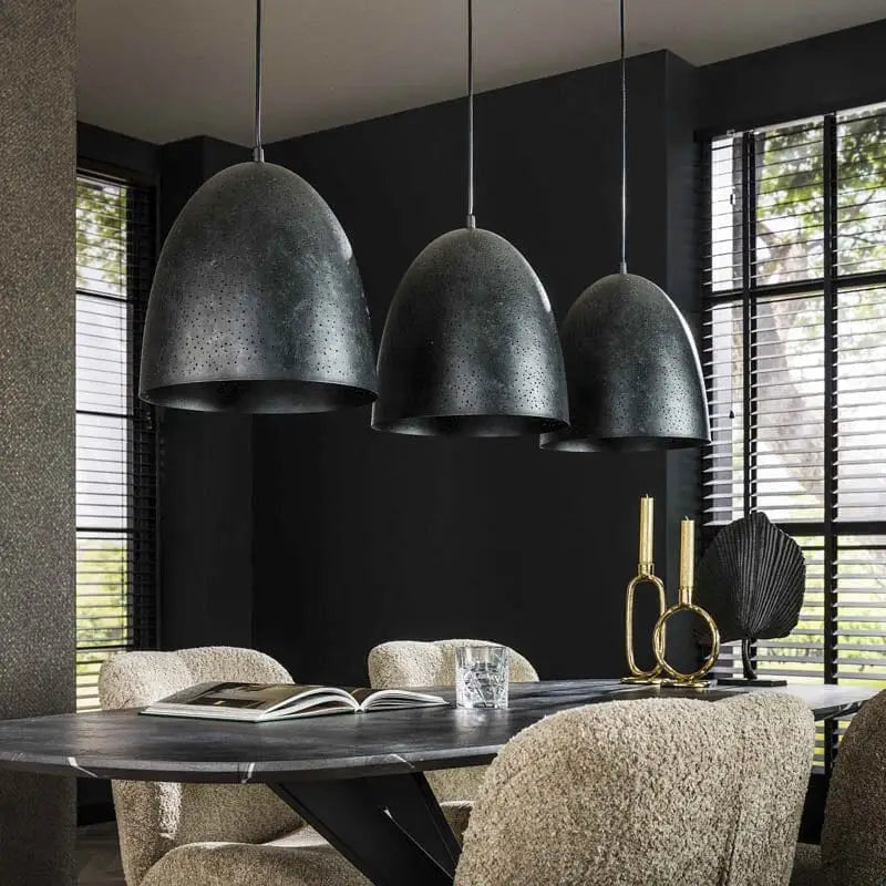 Vue d&#39;ensemble d&#39;un salon chic sous l&#39;éclairage doux du lustre doré.