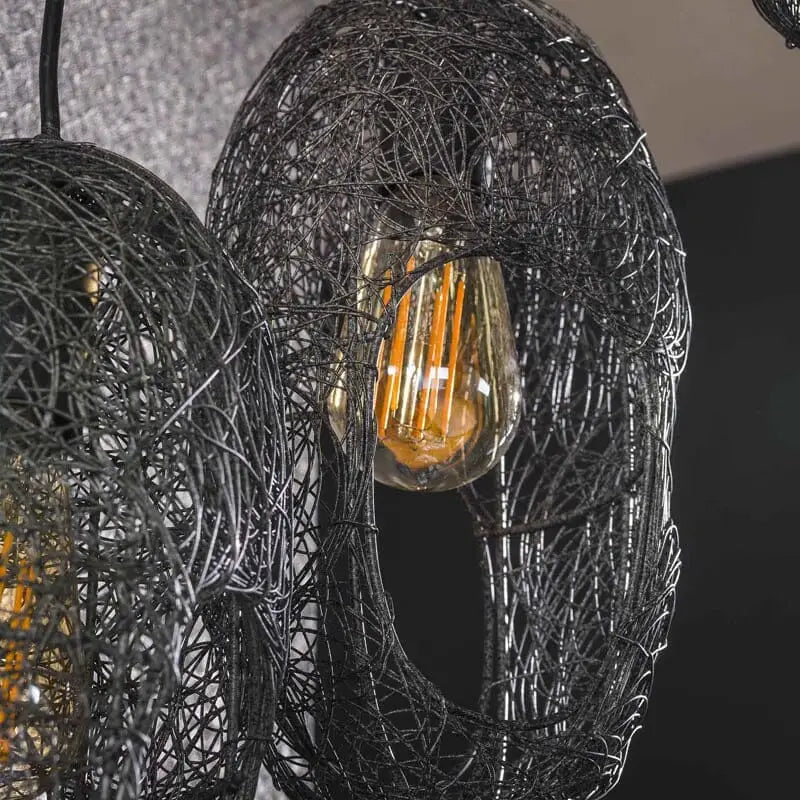 Détail de l&#39;abat-jour semi-ouvert avec une source lumineuse LED à l&#39;intérieur