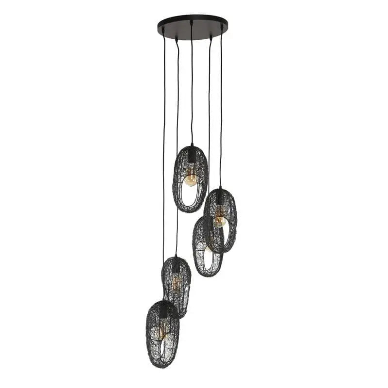 Salon contemporain illuminé par le lustre industriel original