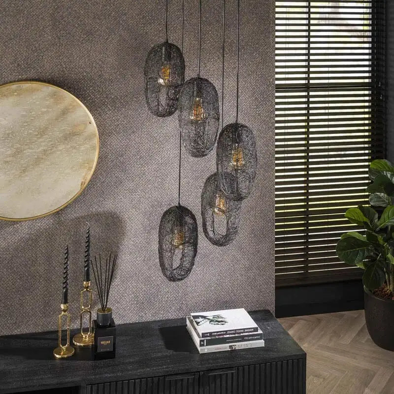 Vue rapprochée d&#39;un abat-jour semi-ouvert, révélant l&#39;armature interne et la subtilité de la lumière qui brille à travers.