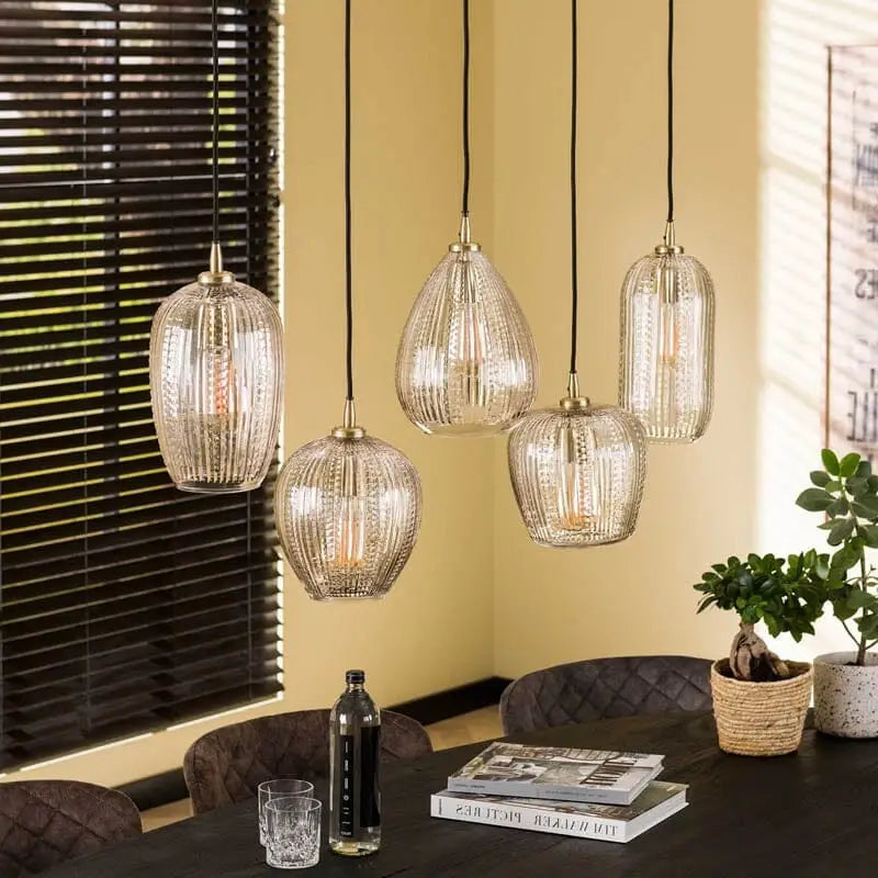 Notre lustre suspension en verre est non seulement élégant et stylé, mais aussi fait à la main.