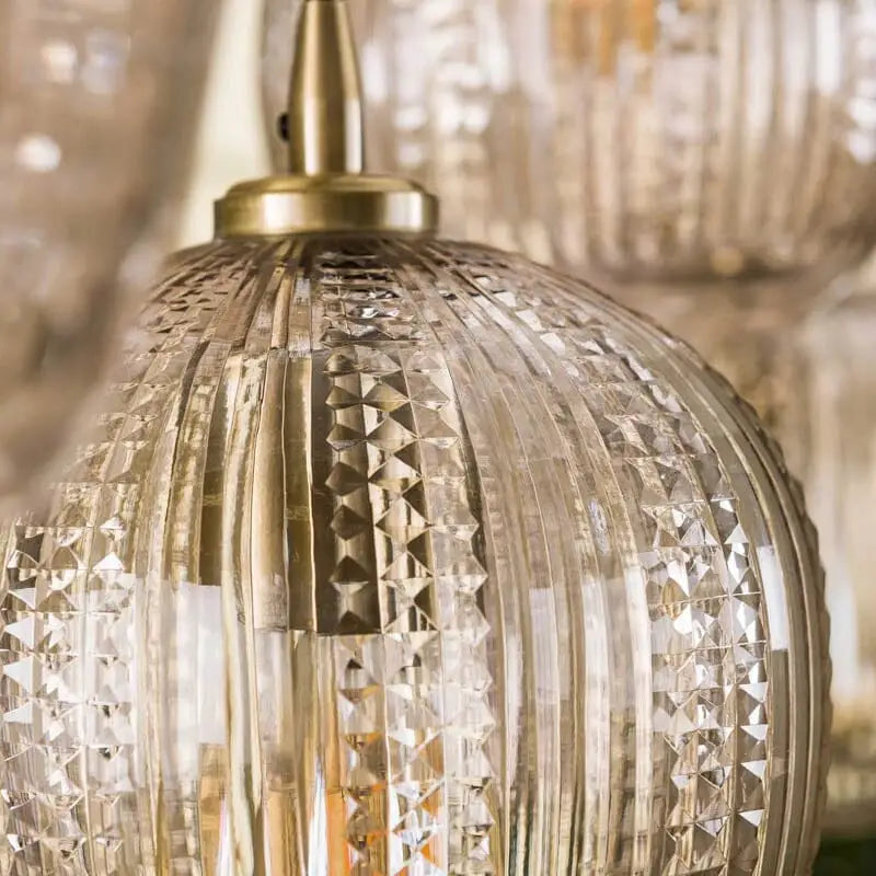 Notre lustre suspension en verre élégant et stylé, mais aussi fait à la main.