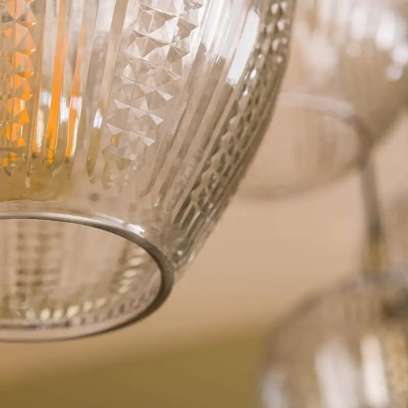 Notre lustre suspension en verre est non seulement élégant , mais aussi fait à la main.