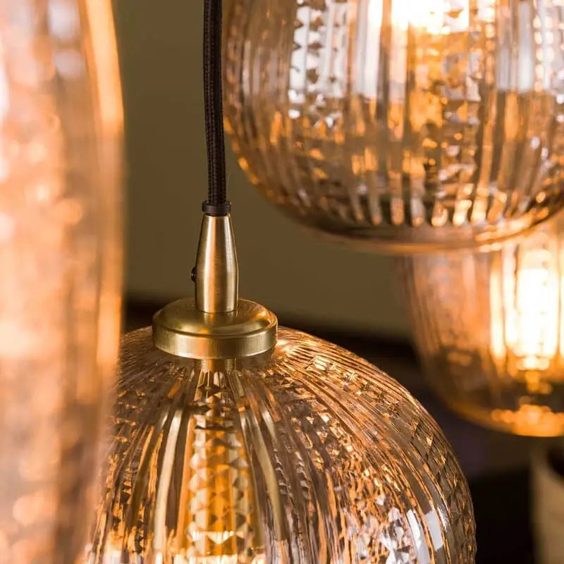  lustre suspension en verre est non seulement élégant et stylé, mais aussi fait à la main.