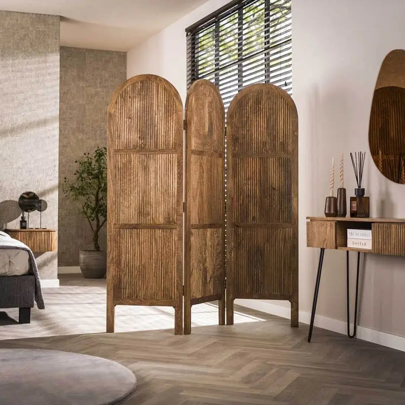 Paravent bois de manguier installé dans un chambre moderne