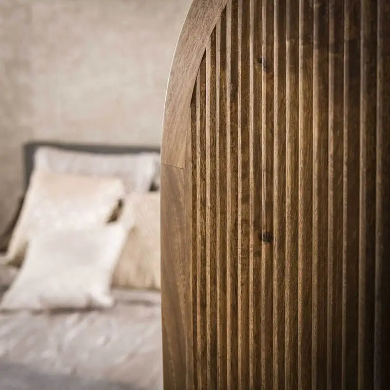 Détail du motif de vagues sculpté sur le paravent bois