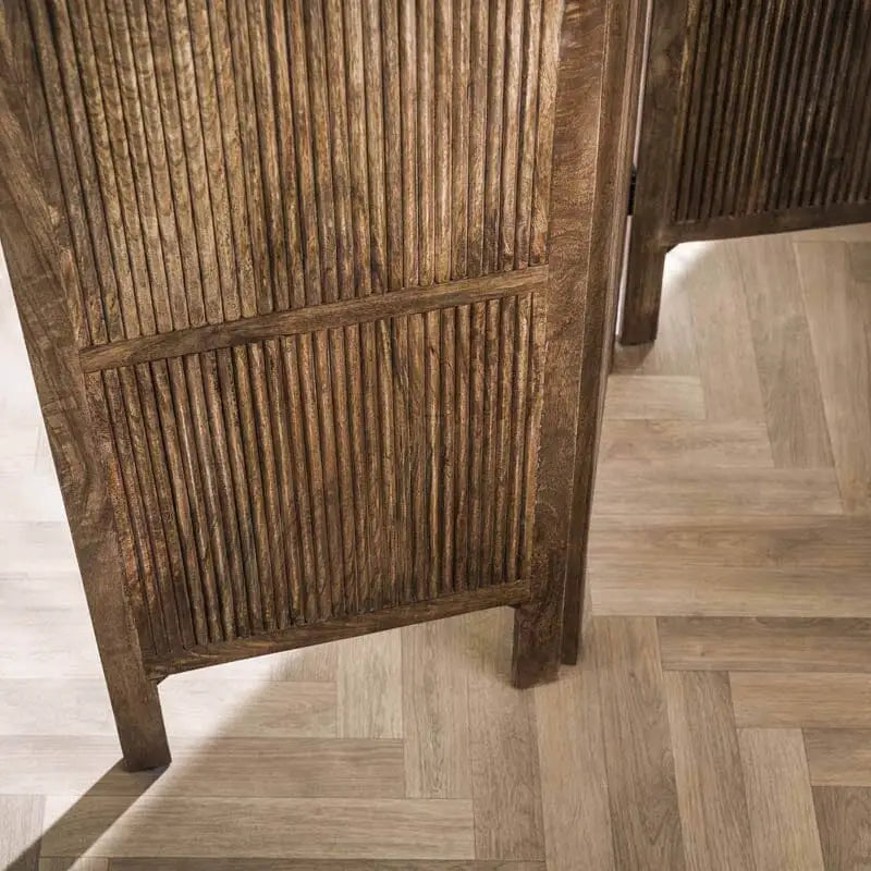 Détail des charnières reliant les trois sections du paravent bois