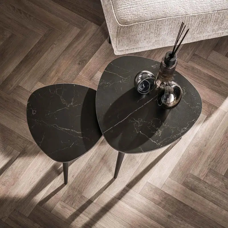 Ensemble de tables d'appoint triangulaires en céramique noire dans un salon moderne