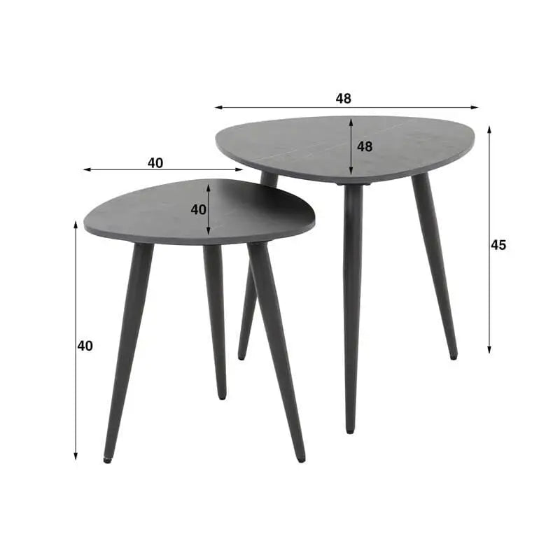 Tables d'appoint utilisées comme support pour des objets décoratifs dans un intérieur élégant