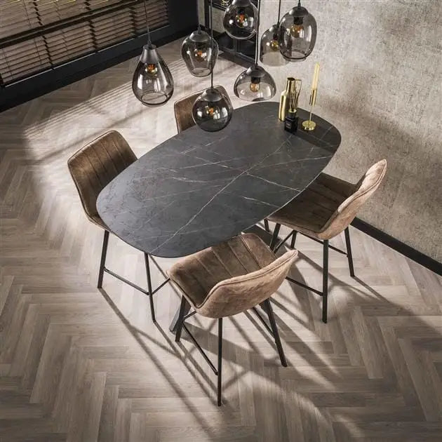 Table haute moderne avec un design minimaliste, plateau en bois naturel et base en métal chromé.