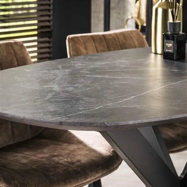 Table haute compacte avec surface en bois clair et pieds en métal brossé.