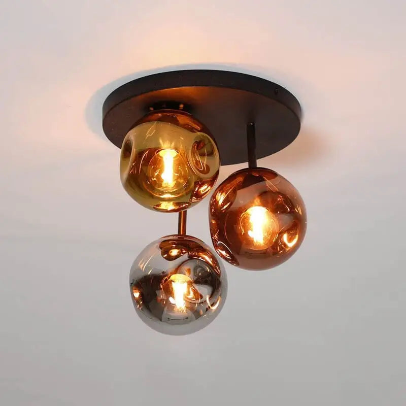 Vue rapprochée d'un abat-jour en verre du plafonnier, mettant en valeur sa texture et sa couleur brillante