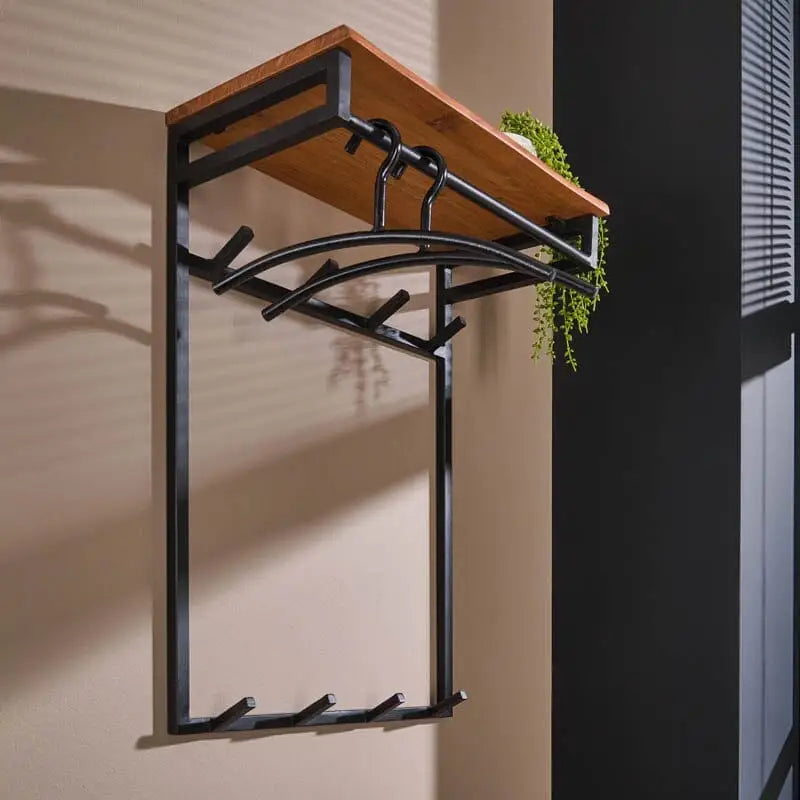 Le porte manteau metal 4 crochets  offre deux rangées de crochets pour suspendre vos manteaux