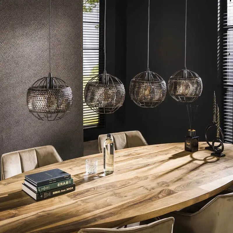 Suspension "Armor" en situation: mise en valeur dans un salon industriel, ajoutant une ambiance chaleureuse et accueillante.