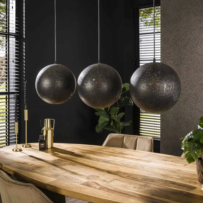 Ambiance créée par la suspension industrielle noire