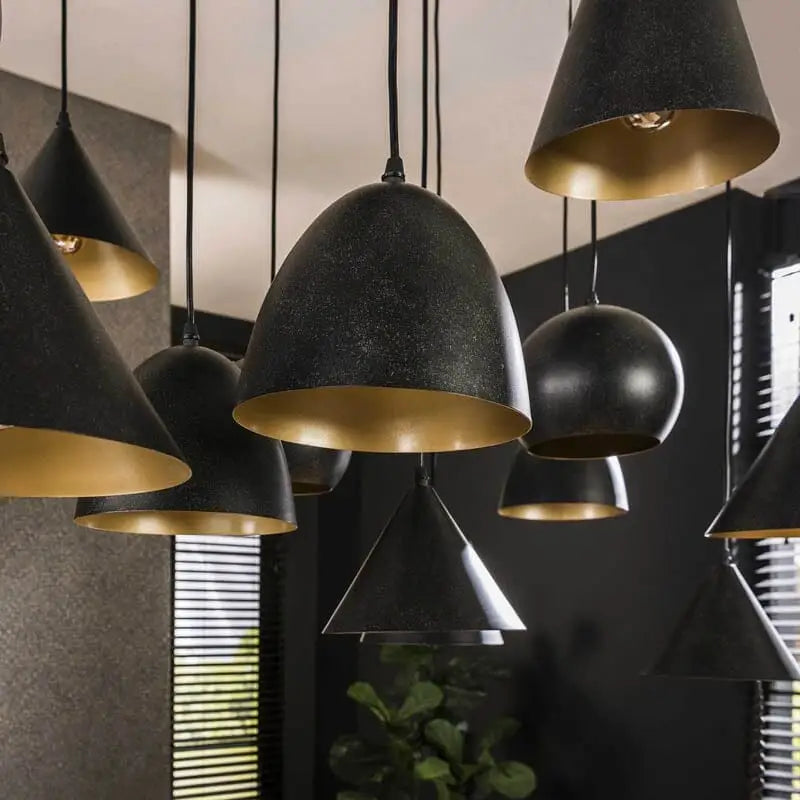 Un gros plan mettant en valeur les abat-jours individuels et la finition noire articulée de la suspension luminaire.