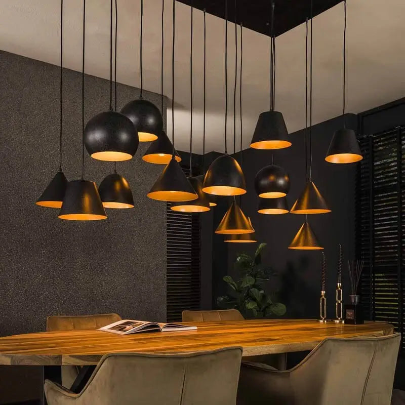  Une vue d&#39;ensemble impressionnante de la suspension luminaire industrielle XXL dans un décor moderne.