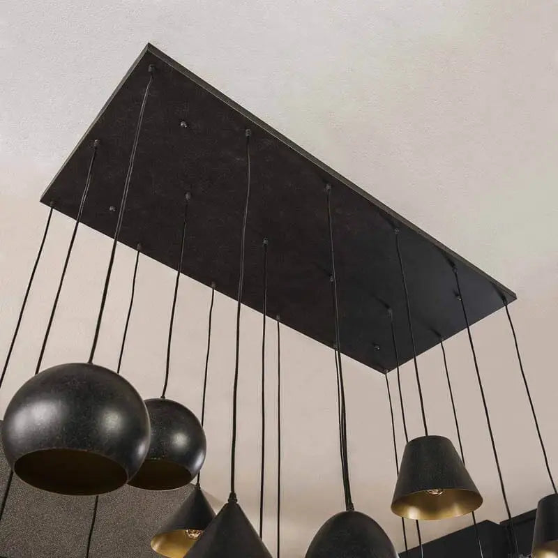  Un exemple inspirant de la suspension luminaire industrielle XXL ajoutant une touche de style à un salon moderne.