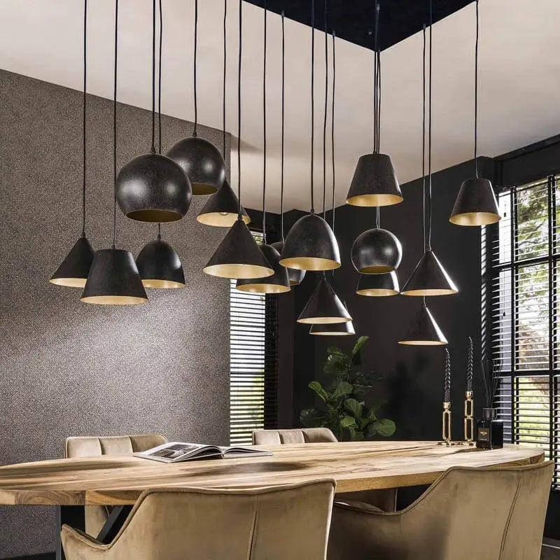 Une ambiance chaleureuse et accueillante créée par la lumière douce diffusée à travers les abat-jours de la suspension luminaire.