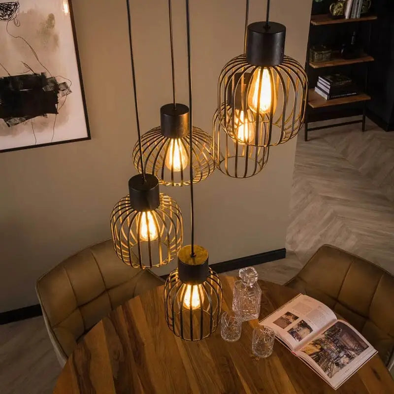 Gros plan sur la finition anthracite de la lampe suspendue.