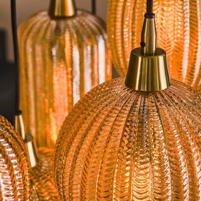 Gros plan sur les abat-jours en V de la Suspension Verre Jaune