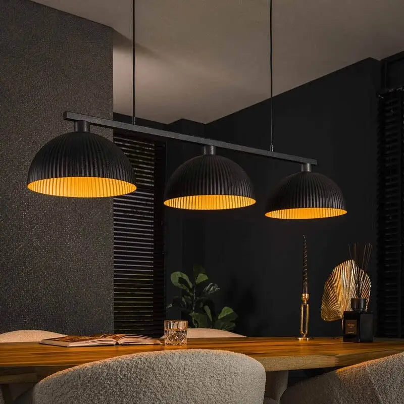 Une vue d'ensemble élégante de la suspension 3 lampes dans un décor moderne.