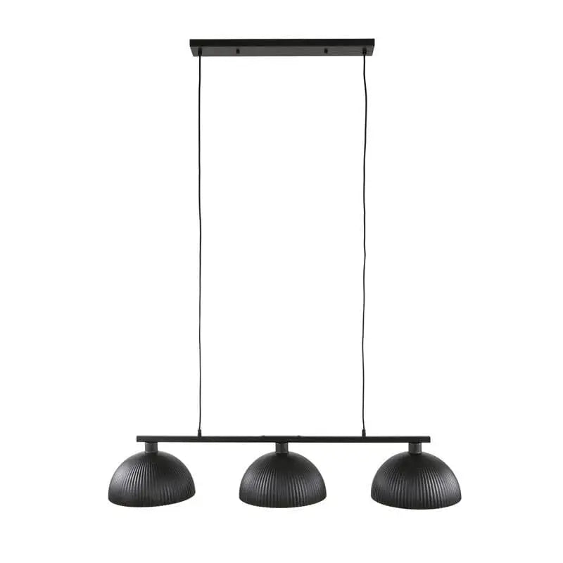 Une atmosphère chaleureuse et accueillante créée par la lumière douce diffusée à travers les abat-jours de la suspension