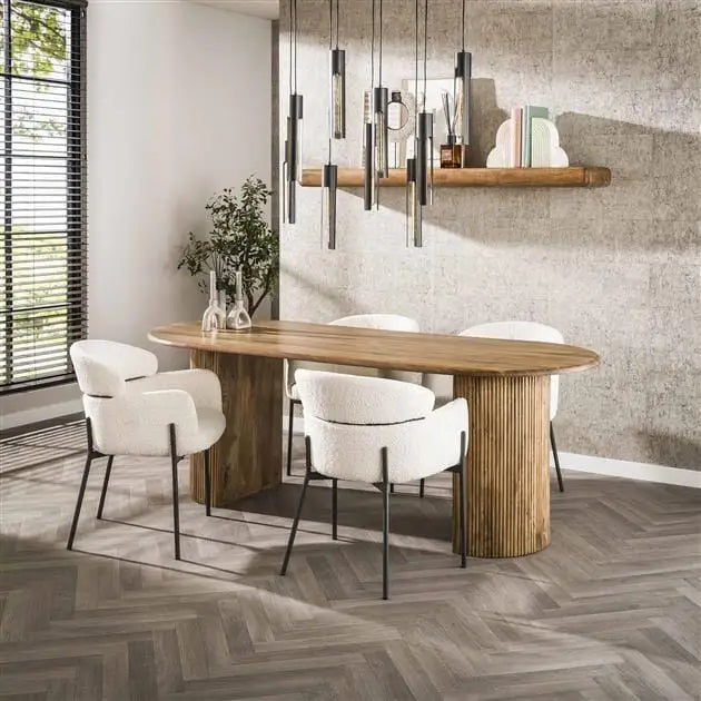 Table en bois de manguier avec bords arrondis et design contemporain